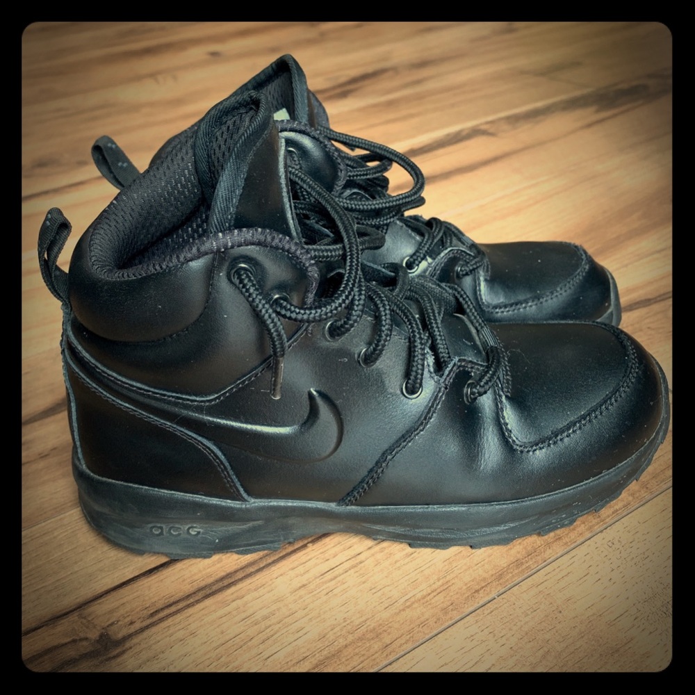Boys Nike boots size 3Y. Like new!